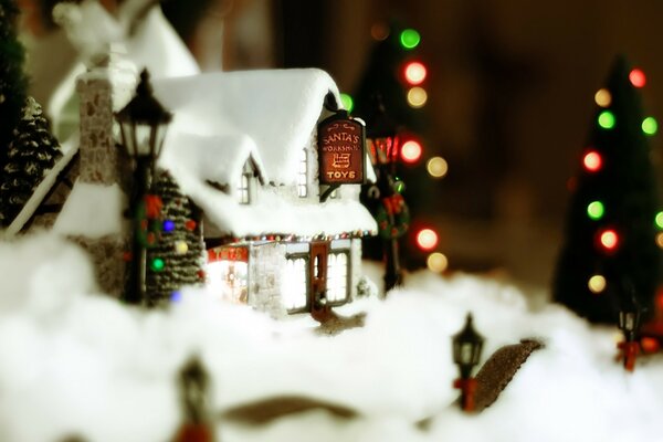 Casa cubierta de nieve en Navidad