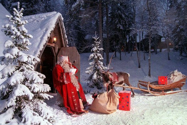 Santa Claus y el Reno se preparan para la entrega de regalos