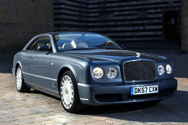 Szary matowy Bentley Brooklands