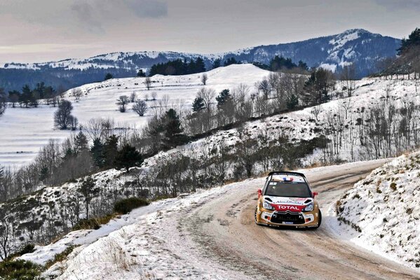 Sportwagen in einer schneebedeckten Kurve