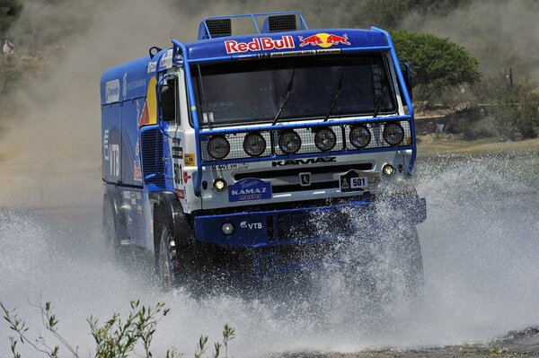 El KAMAZ azul cabalga sobre el agua, las salpicaduras vuelan por los costosmercedes