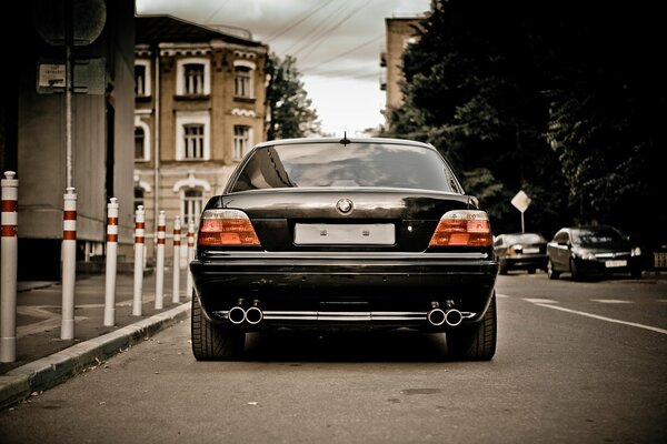 BMW e38 debout dans le parking