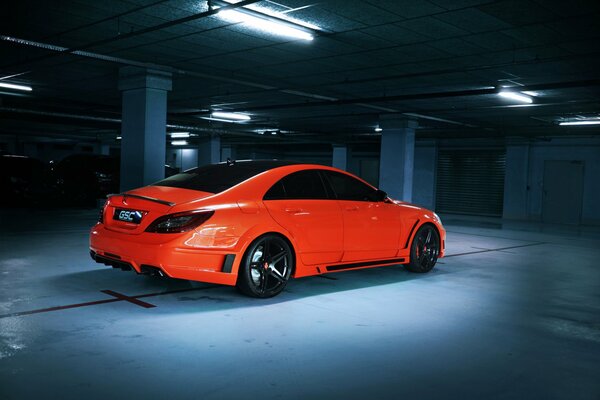 Voiture dans le parking mercedes-benz cls amg 63