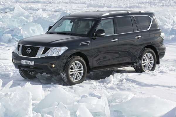 Nissan patrouilleur sur fond de neige