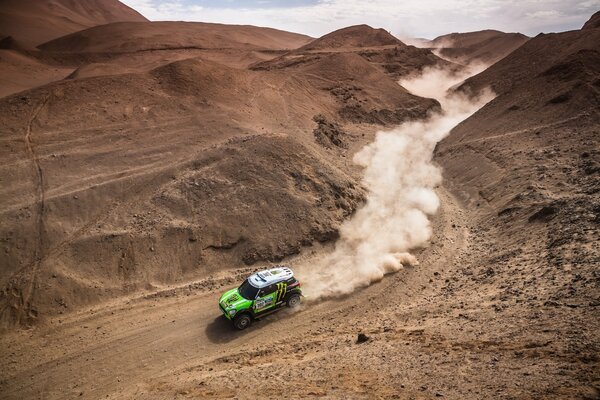 SUV Mini Cooper levanta el polvo en el desierto