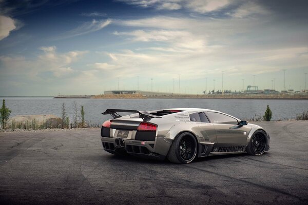 Ein grauer Mursielago-Lamborghini am Pier. Rückansicht