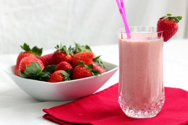 Smoothie aux fraises et fraises mûres dans une assiette