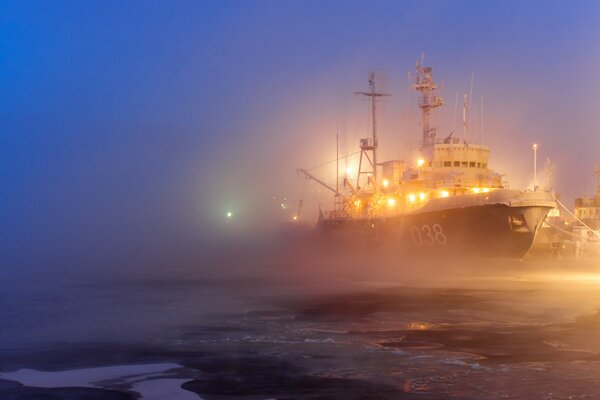 Image du navire sur fond de brouillard