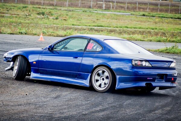 Bleu Nissan Sylvia dérive sur la piste