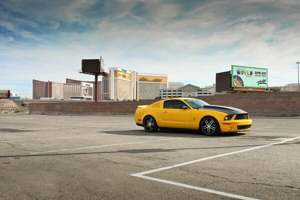 Amarillo-negro Ford Mustang GT500 foto en la ciudad