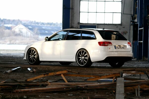 Blanco deportivo Audi en una habitación antiestética