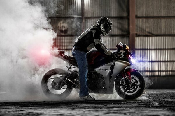 Honda cbr 1000rr smokes in one place