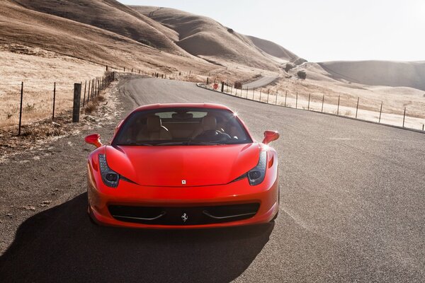 Ferrari rouge sur le bord de la route dans le désert