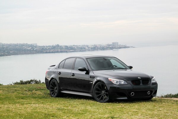 Bmw M5 élégant comme la nature