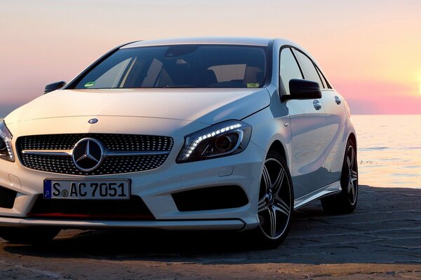 Mercedes blanche. Belle voiture au coucher du soleil