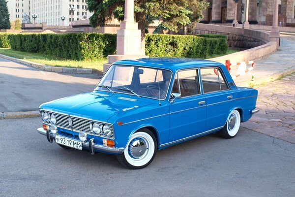 Vaz 2103 blau auf der Straße