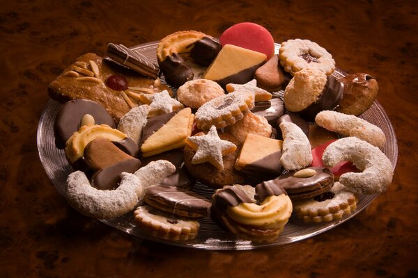 Hermosas galletas desmenuzables y de chocolate en un plato de hierro