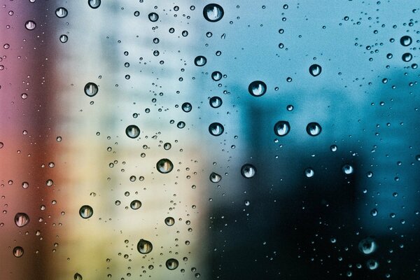 Textura colorida de las gotas de agua en el vidrio