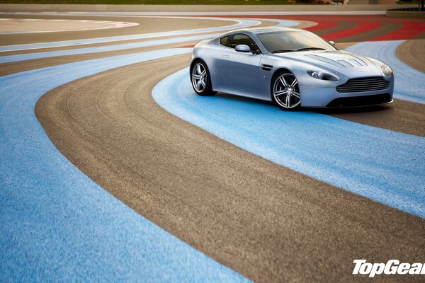 Supercar Aston Martin in pista