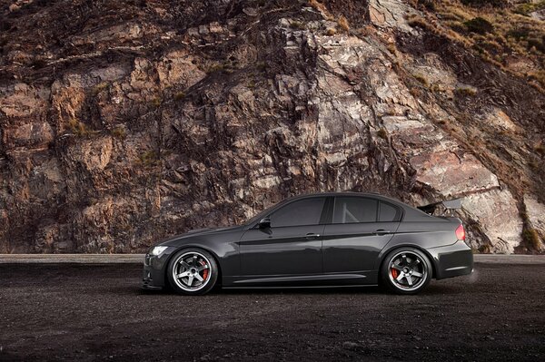 BMW noir sur fond de falaise