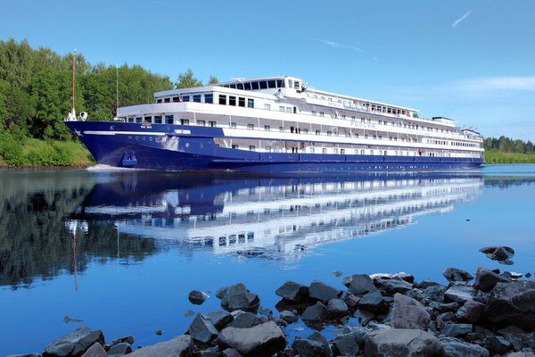 Rest on a motor ship in the vicinity of the Volga