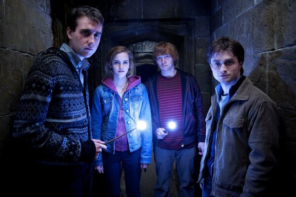 Harry Potter, Ron Weasley et Hermione avec des baguettes magiques