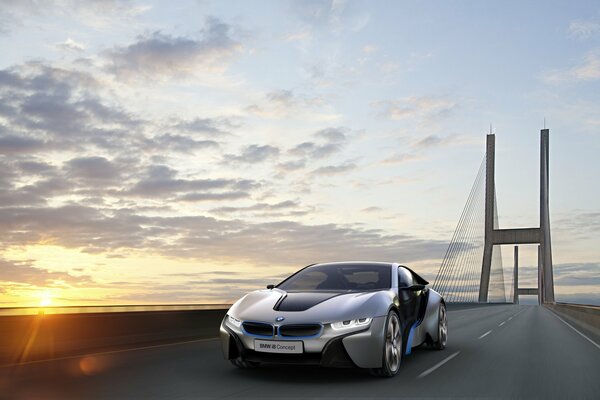 Coche bmw en el puente al atardecer