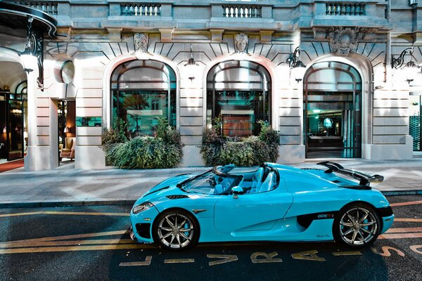 Cabriolet parcheggiata fuori da un negozio di fascia alta