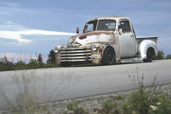 Camioneta chevrolet retro en la carretera