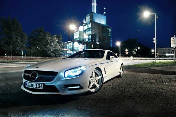 Ослепительно белый в свете ночи mercedes-benz sl 500