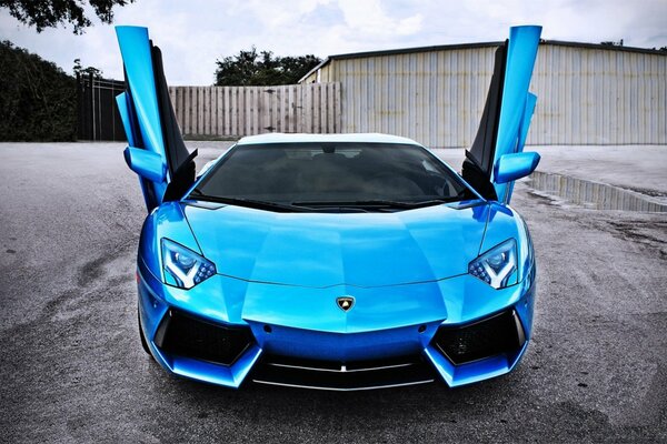 Blaues Lamborghini-Auto mit offenen Türen