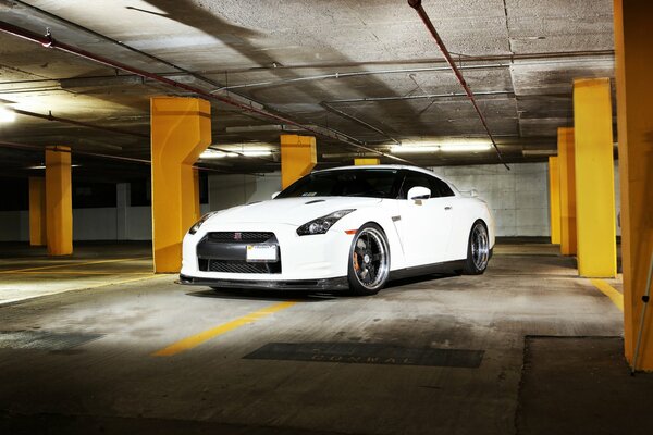 Blanc Nisan GTR sur le parking