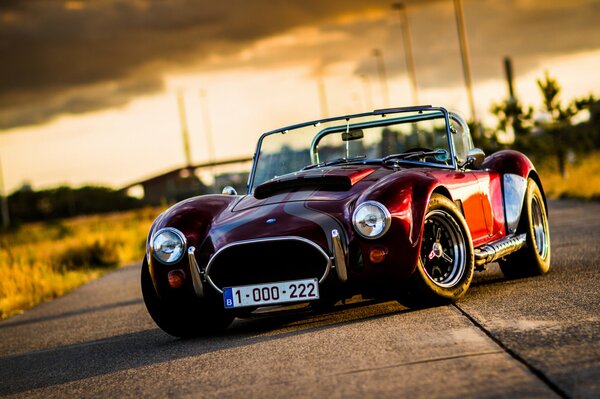 Voiture de sport britannique au coucher du soleil