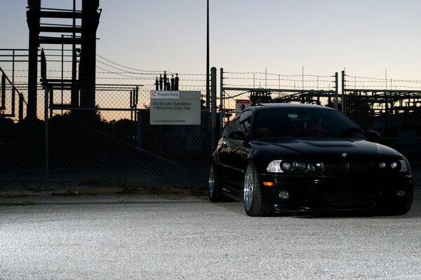 BMW tuneado negro al atardecer