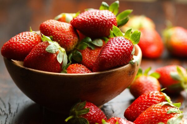 Fresas jugosas en un plato de arcilla