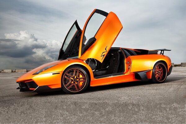 Lamborghini mursielago naranja, discos frescos y puertas de guillotina, foto al aire libre