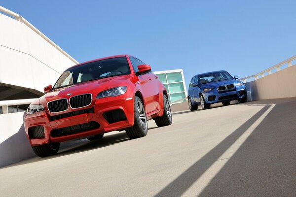 Coche rojo y azul marca BMW