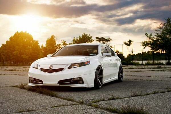 Белый седан acura tsx на закате