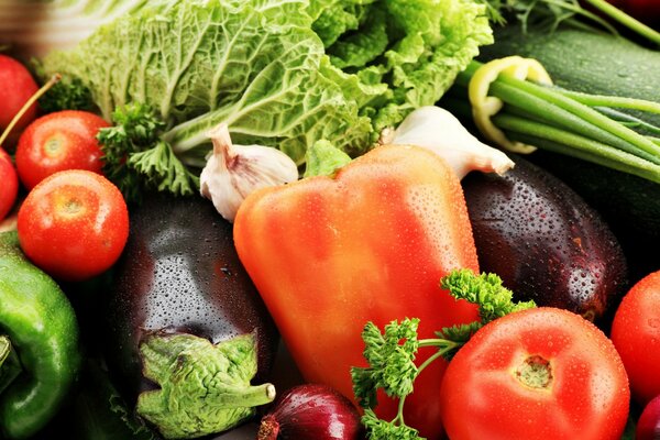 Col y verduras en gotas de agua