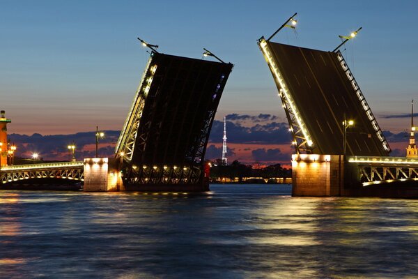 Gran puente levadizo en San Petersburgo