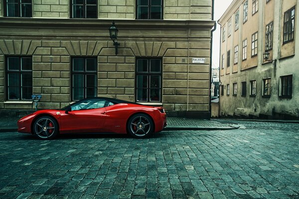 Ein eleganter Ferrari 458 auf den Straßen seiner Heimat