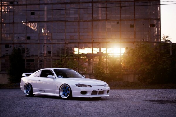 El Nissan Silvia blanco en el paisaje urbano nunca se perderá