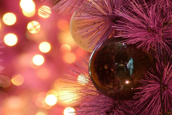 Juguetes en el árbol de Navidad para el año Nuevo