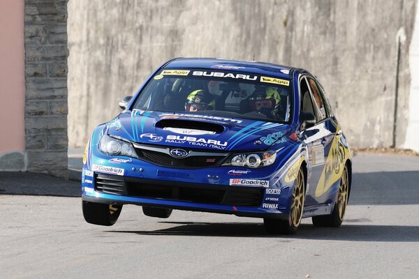 Subaru azul en el frente, no encaja en el giro