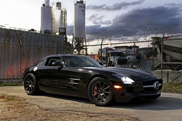 Mercedes benz SLS negro en la fábrica