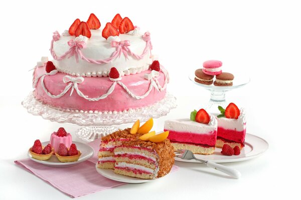 Dulce rosa-blanco pastel decorado con fresas