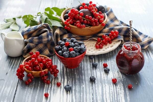 Bayas y frutas en la mesa