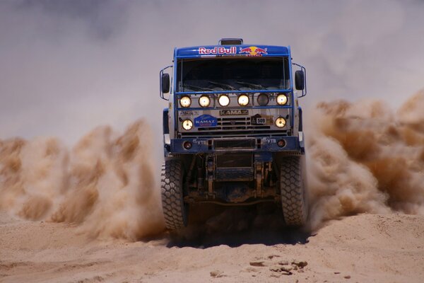 Staub mit Sand während der Bewegung von Kamaz