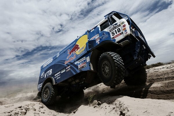 KAMAZ vincitore principale del rally Parigi Dakar in azione