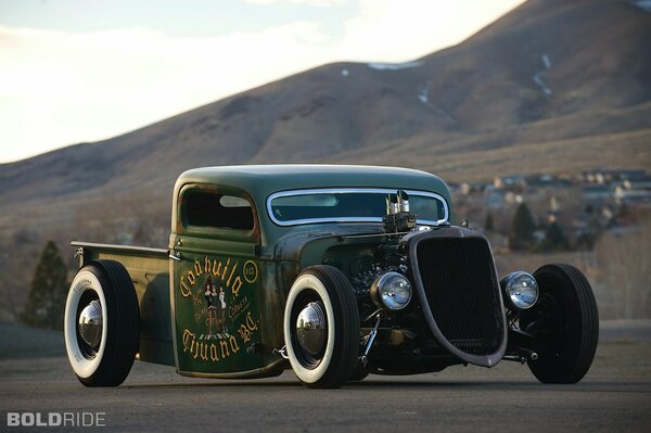 Ford raro con motor de 8 cilindros